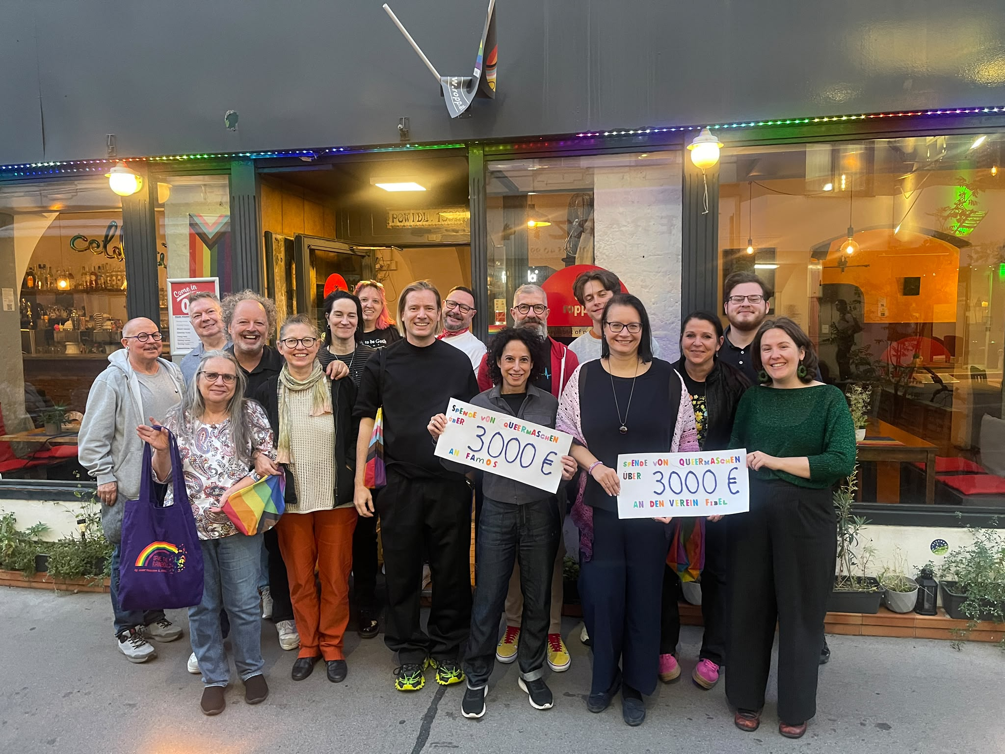 Queermaschen Spende an Fibel - große Gruppe